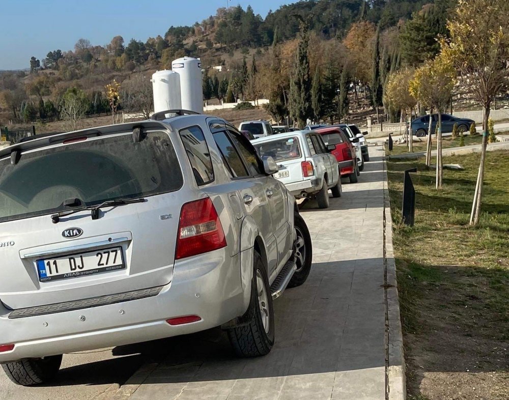 Kaldırıma park, hastalara zor anlar yaşatıyor