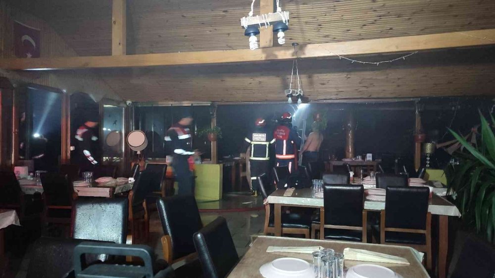 Restoranının yanışını gözyaşları içinde izledi