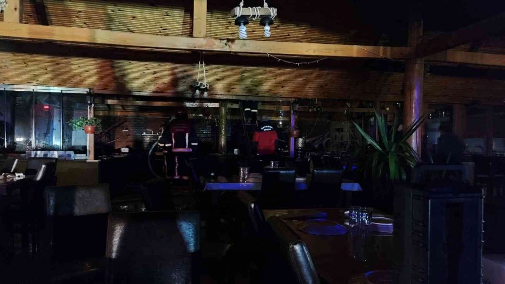 Restoranının yanışını gözyaşları içinde izledi