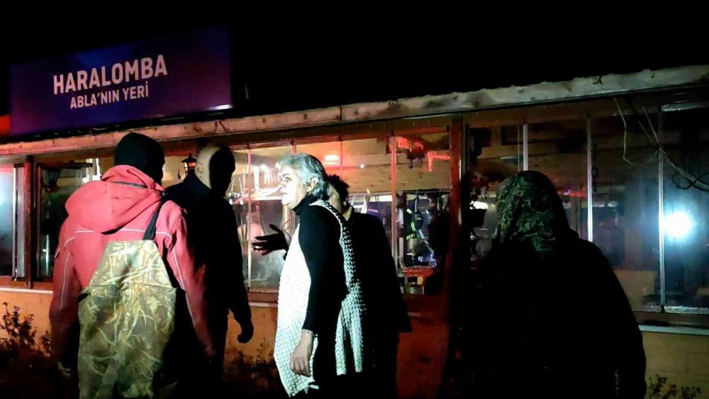 Restoranının yanışını gözyaşları içinde izledi