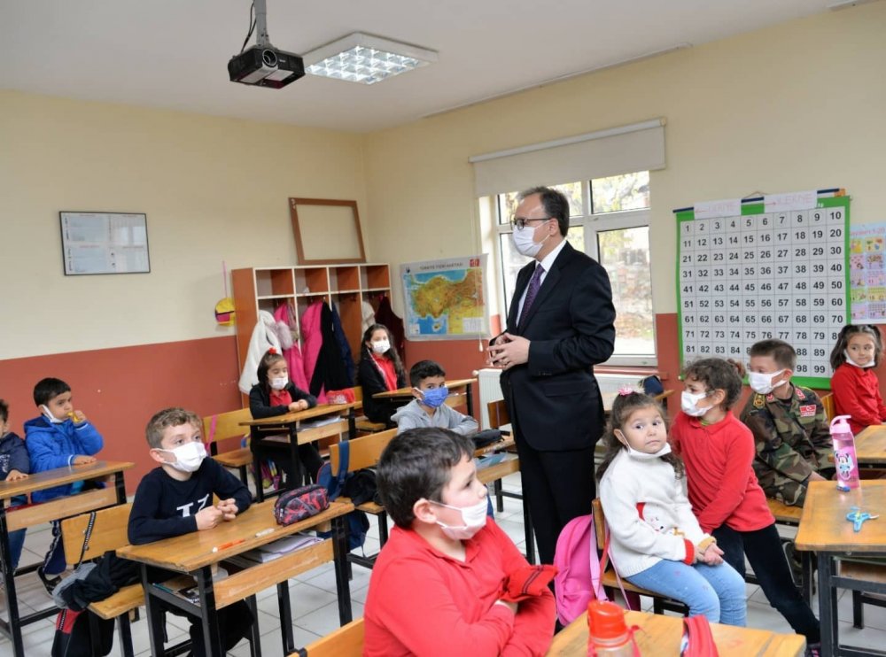 Vali Kızılkaya Öğretmenler Günü’nü okulda kutladı