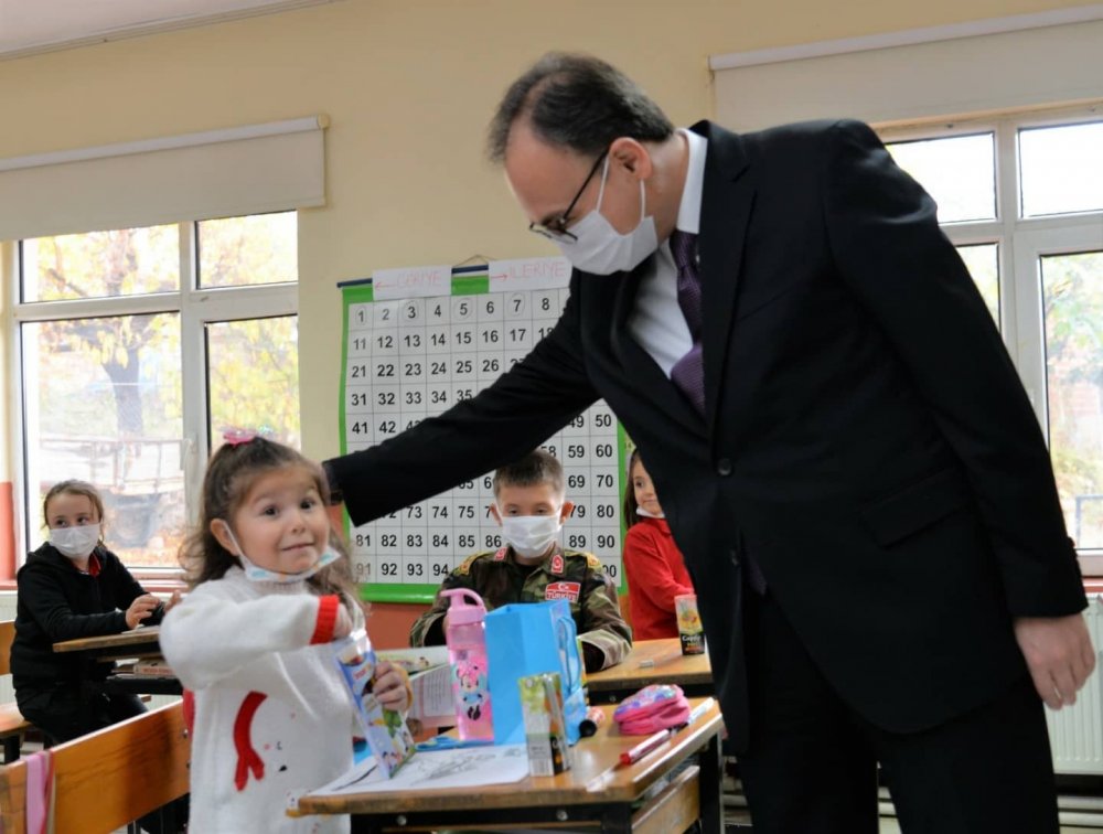 Vali Kızılkaya Öğretmenler Günü’nü okulda kutladı