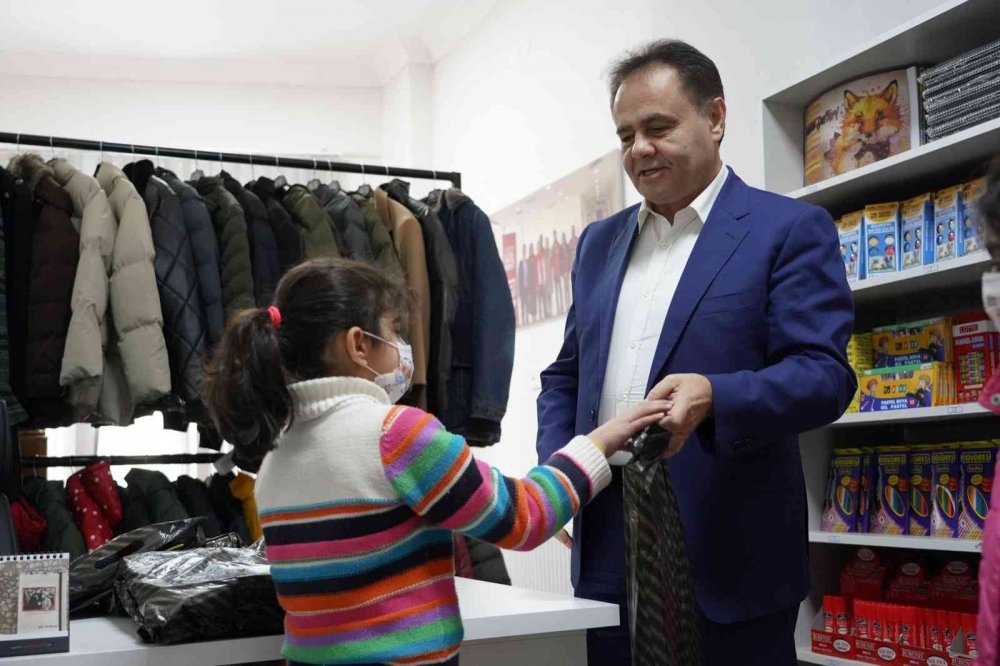 Bilecik’te çocuklara kırtasiye malzemesi ve okul çantası hediye edildi