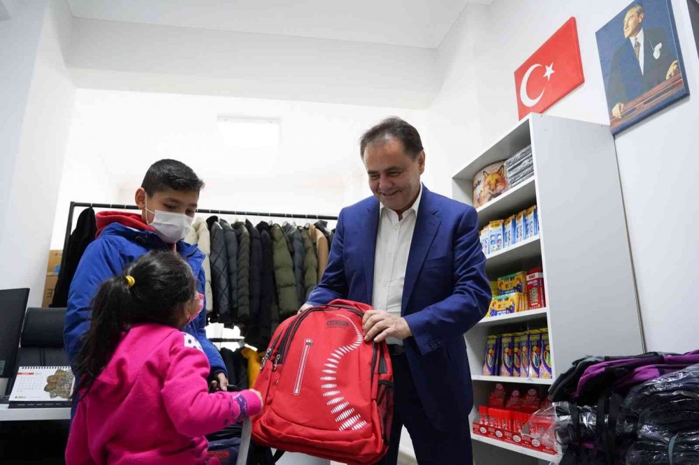 Bilecik’te çocuklara kırtasiye malzemesi ve okul çantası hediye edildi