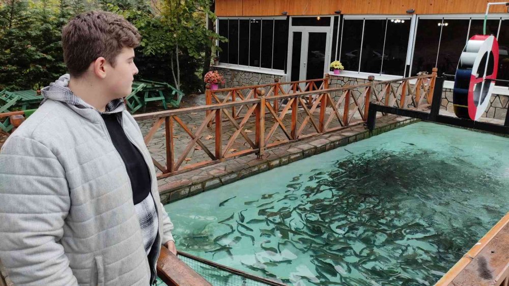 Bu işletmede herkes kendi yiyeceği balığı tutuyor