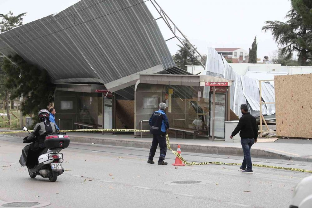 Lodos Bursa’yı uçurdu