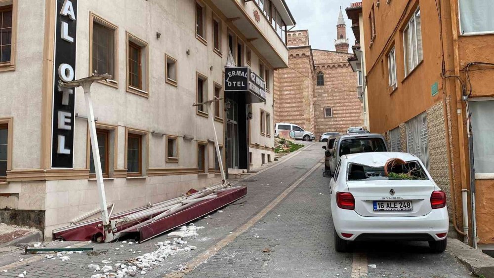 Lodos Bursa’yı uçurdu