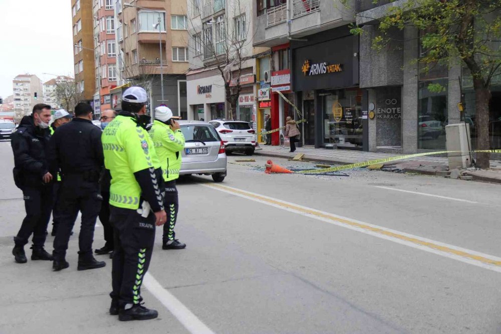Şiddetli rüzgâr camları düşürdü, 1 araçta maddi hasar oluştu