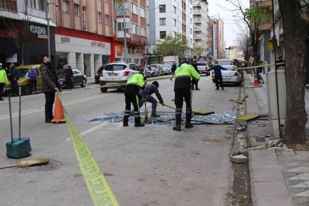 Şiddetli rüzgâr camları düşürdü, 1 araçta maddi hasar oluştu