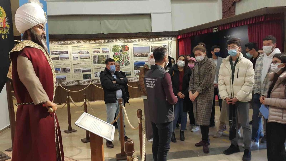 Türk Dünyası öğrencileri Bilecik’teki tarihi eserlere hayran kaldı