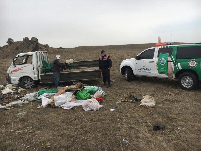 Kamu arazisinde evsel atık atarken jandarmaya yakalandı