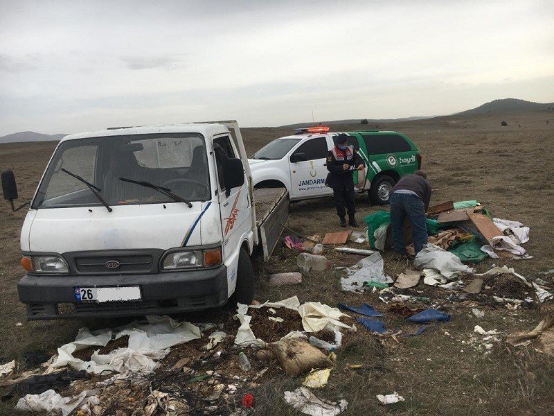 Kamu arazisinde evsel atık atarken jandarmaya yakalandı