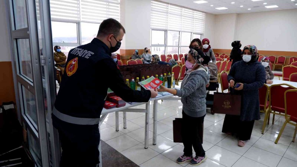 Ev hanımlarına itfaiyeden yangın eğitimi