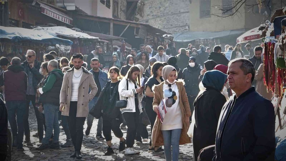 Hafta sonu güzel havada köyün nüfusu 70 kat arttı