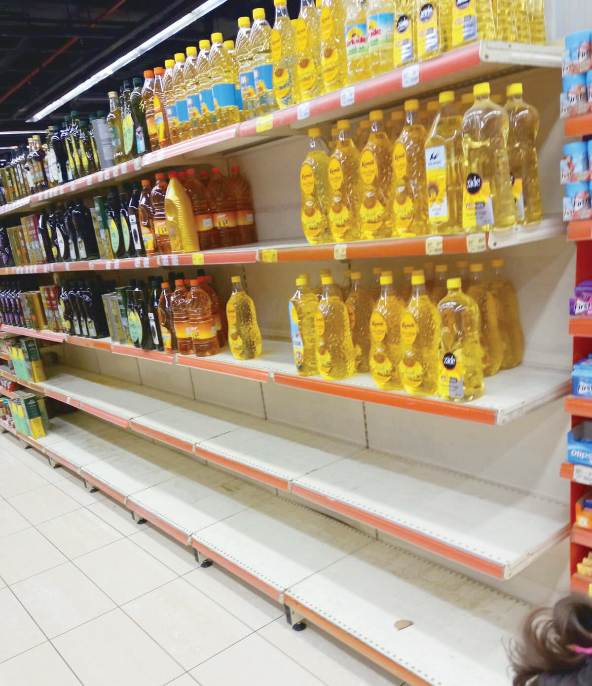 marketlerin-4-5-litrelik-yag-raflari-bosaldi-marketler-toptancidan-alamiyoruz-diyor-toptanciya-sorarsan-uretici-yag-vermiyor-yag-sanayicileri-ise-uretimde-sikinti-olmadigini-arzin-sorunsuz-bir-sekilde-devam-ettigini-belirtiyor.jpg
