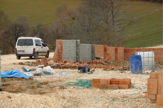 siddetli-lodos-ciftlik-duvarini-yikti1.jpg