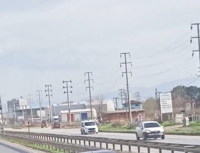 "Dur" ihtarına uymadı, hem başka araçlara hem de ekip otosuna çarptı