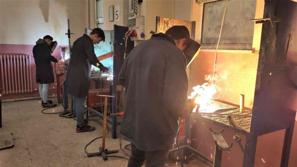 Hem lise okuyor, hem okulların demir işlerini yapıyorlar