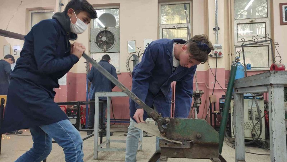Hem lise okuyor, hem okulların demir işlerini yapıyorlar