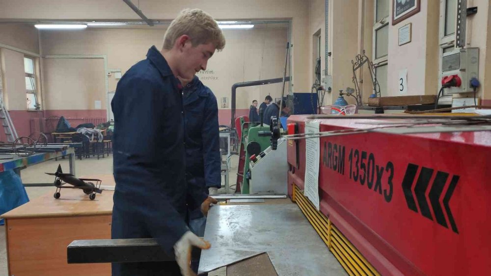 Hem lise okuyor, hem okulların demir işlerini yapıyorlar