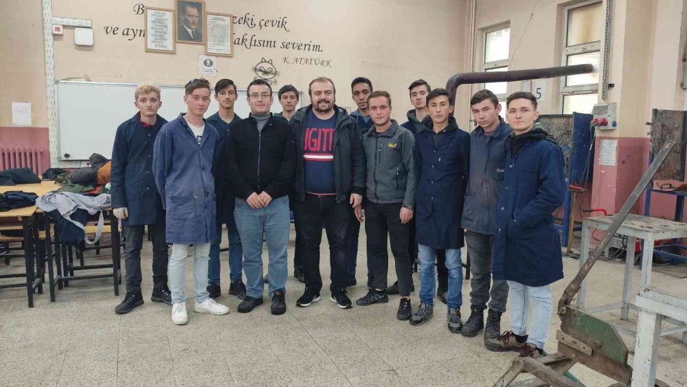 Hem lise okuyor, hem okulların demir işlerini yapıyorlar