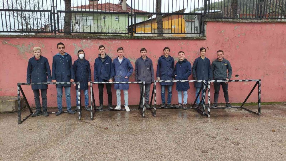 Hem lise okuyor, hem okulların demir işlerini yapıyorlar