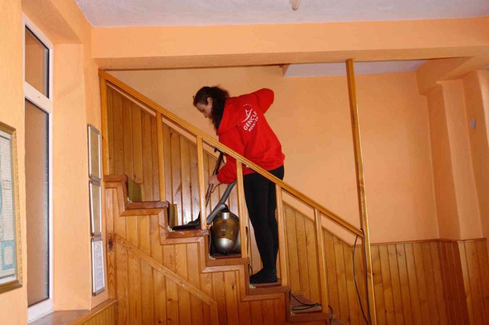 Gönüllü gençler her hafta bir cami veya okulu dip bucak temizliyor