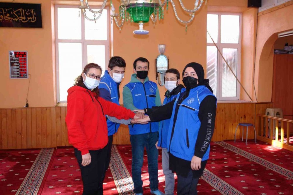 Gönüllü gençler her hafta bir cami veya okulu dip bucak temizliyor