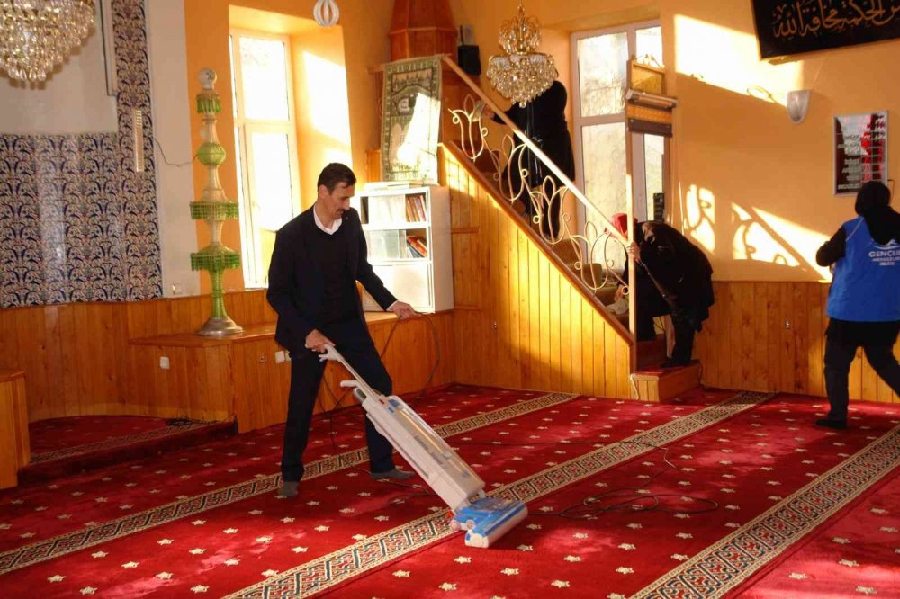 Gönüllü gençler her hafta bir cami veya okulu dip bucak temizliyor