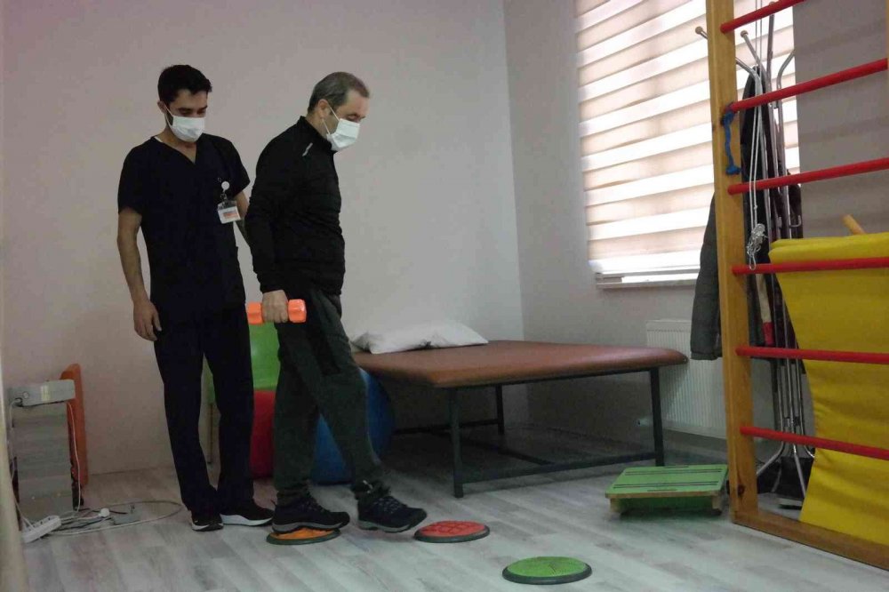 Yatağa bağlıydı, doğru tedavi ile yürümeye başladı