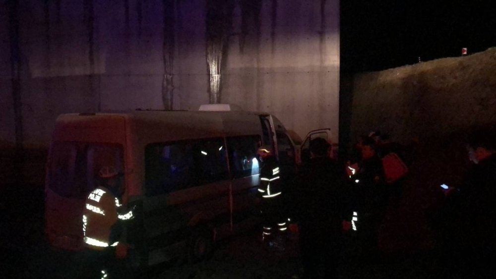 Fabrika işçilerini taşıyan minibüs köprü inşaatına uçtu