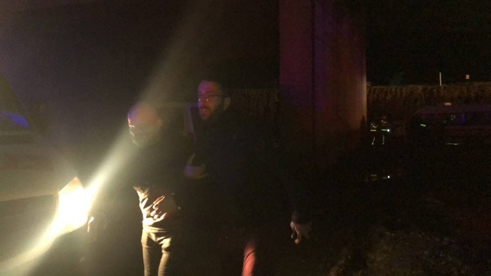 Fabrika işçilerini taşıyan minibüs köprü inşaatına uçtu