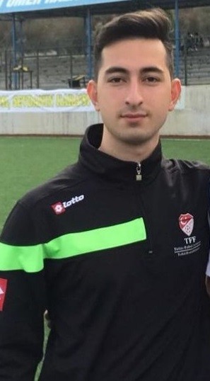 hakemin-verdigi-karara-sinirlendi-takimi-sahadan-cekti-001.jpg