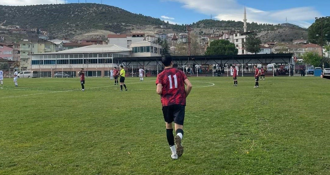 hakemin-verdigi-karara-sinirlendi-takimi-sahadan-cekti.jpg