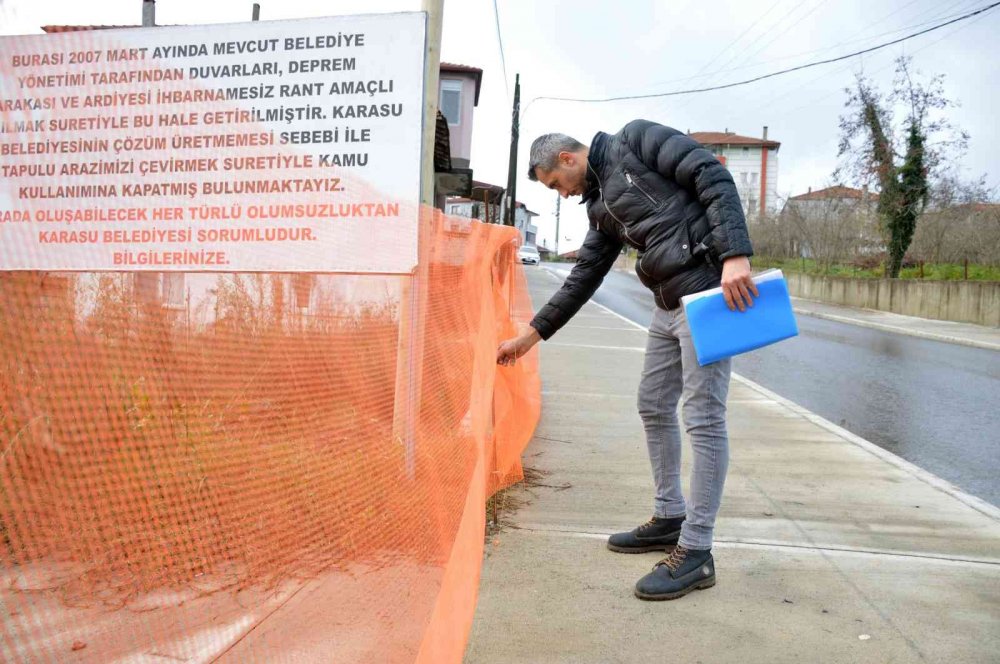 Arsasından geçirilen asfalt yolu duba ve filelerle kapattı