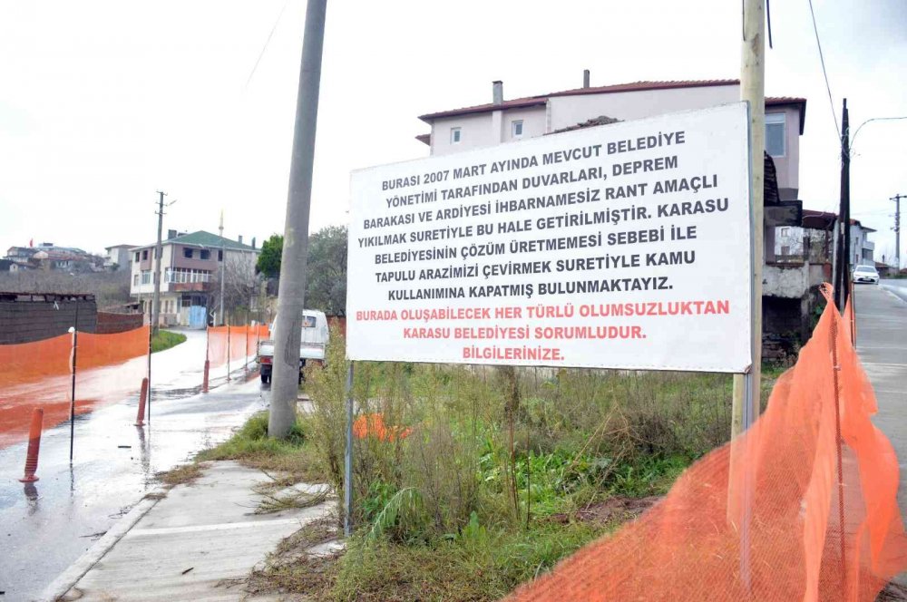Arsasından geçirilen asfalt yolu duba ve filelerle kapattı