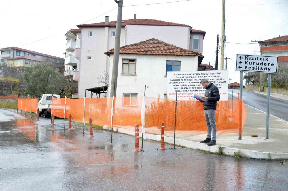 Arsasından geçirilen asfalt yolu duba ve filelerle kapattı