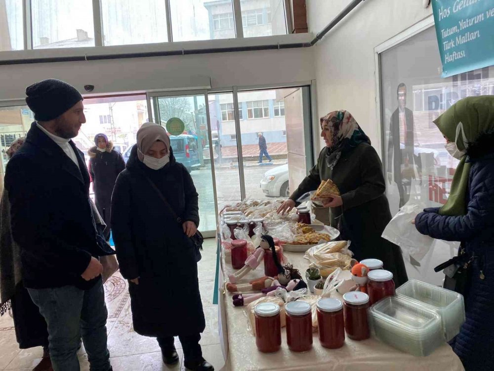 El emeği ürünlerin sergilendiği standı ziyaret etti