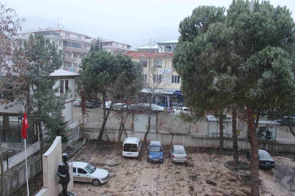 Osmaneli’ne yılın ilk karı düştü