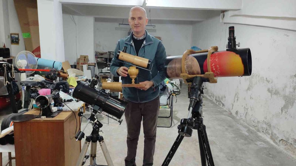 Evinde yaptığı teleskoplarla gezegenlerin fotoğrafını çekiyor