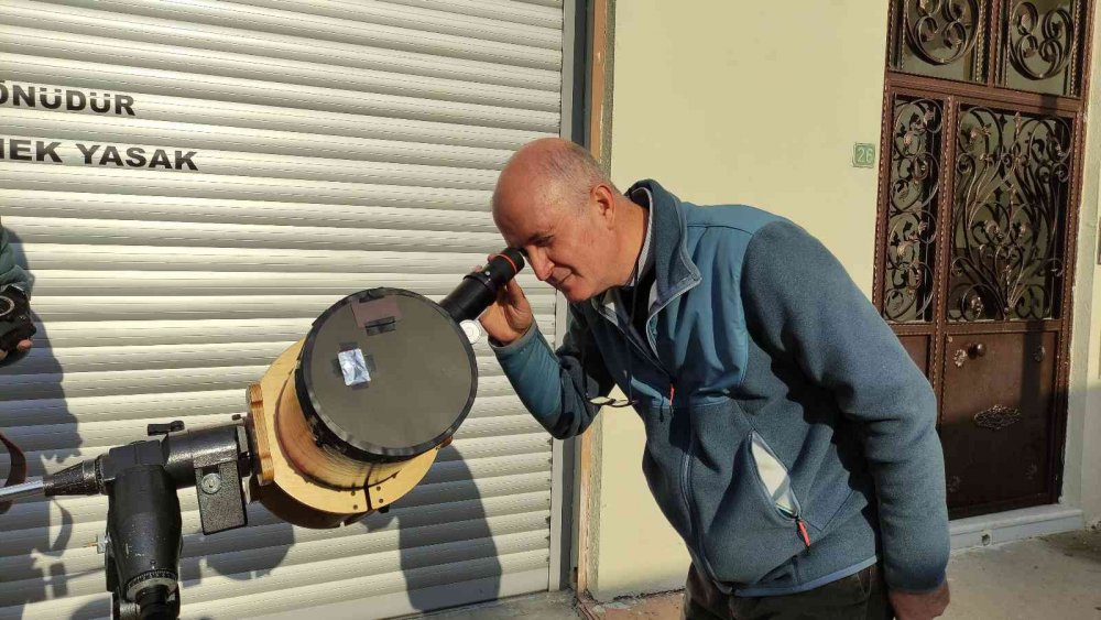 Evinde yaptığı teleskoplarla gezegenlerin fotoğrafını çekiyor