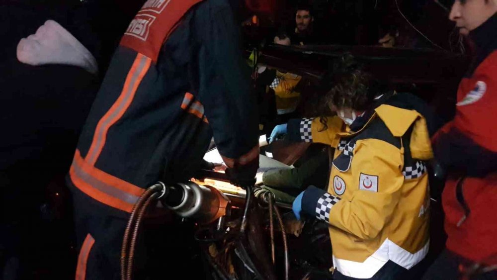 Hafif ticari araç ile otomobil çarpıştı: 7 yaralı