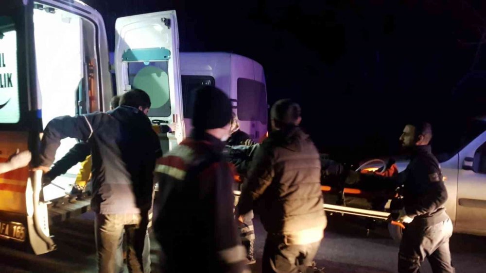 Hafif ticari araç ile otomobil çarpıştı: 7 yaralı