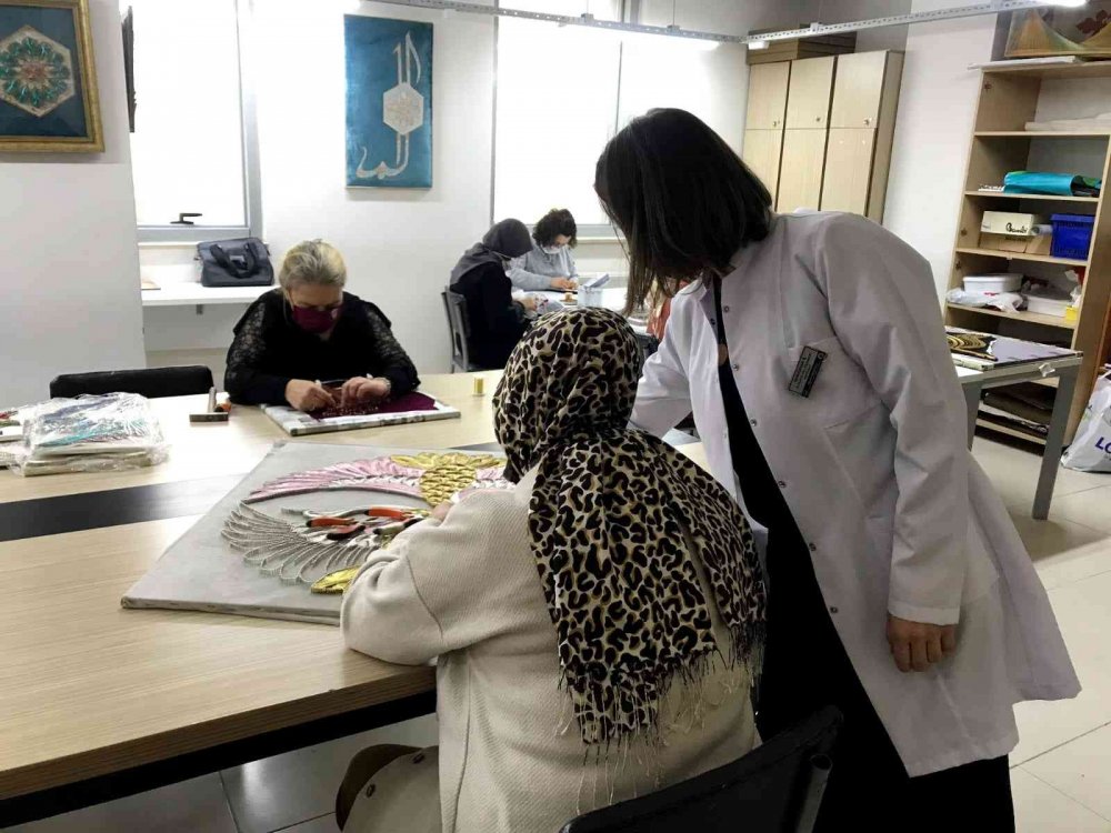 Kadınlar hem öğreniyor, hem de para kazanıyorlar