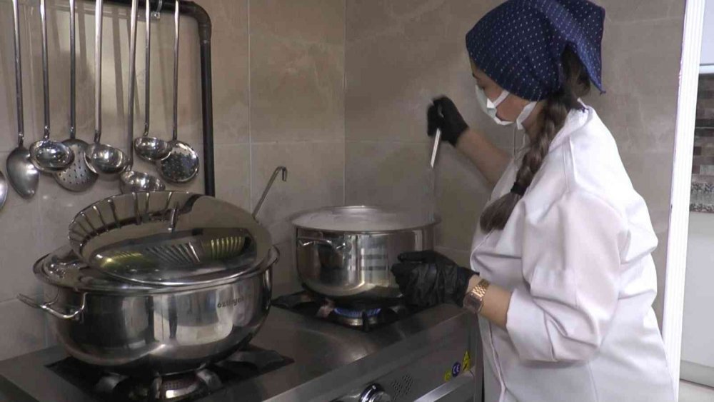 Kadınlar hem öğreniyor, hem de para kazanıyorlar