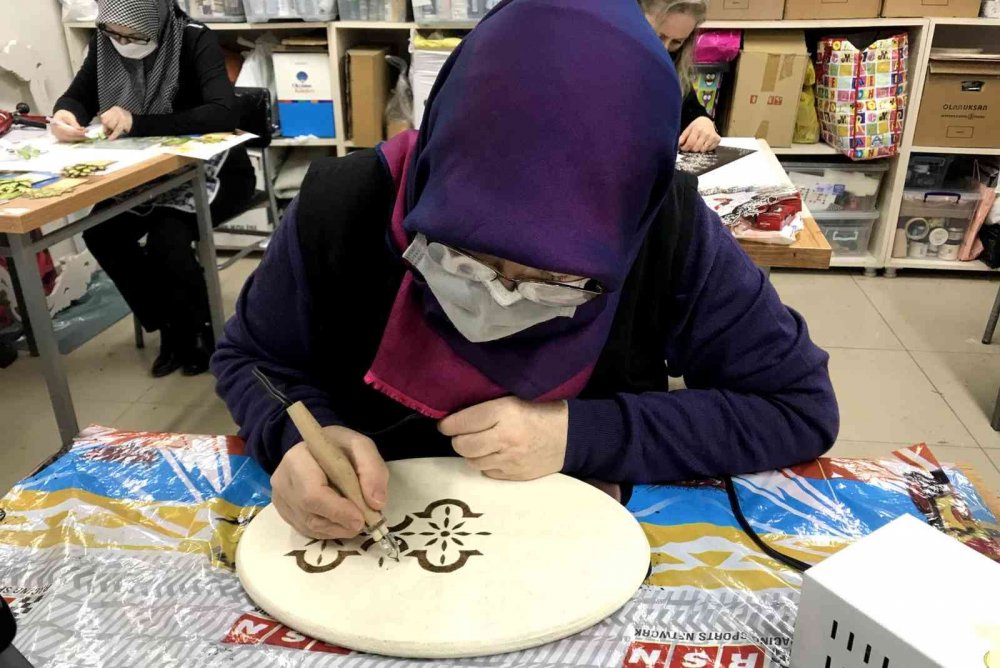 Kadınlar hem öğreniyor, hem de para kazanıyorlar