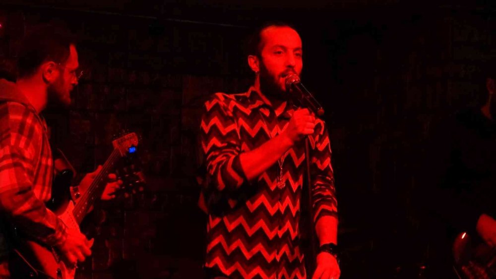 Konsere katılanlar bilet yerine mama aldı