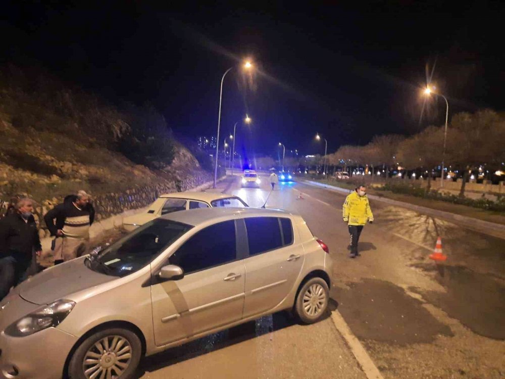 Akasya altında kaza