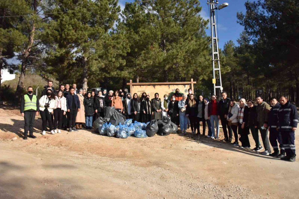 Yabanı hayvanlara yem bıraktılar, ormanda çöp topladılar