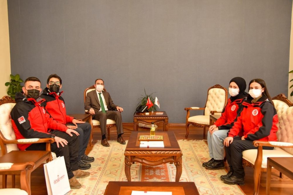 Arama kurtarma faaliyetleri konusunda Rektör Beydemir’i bilgilendirdiler